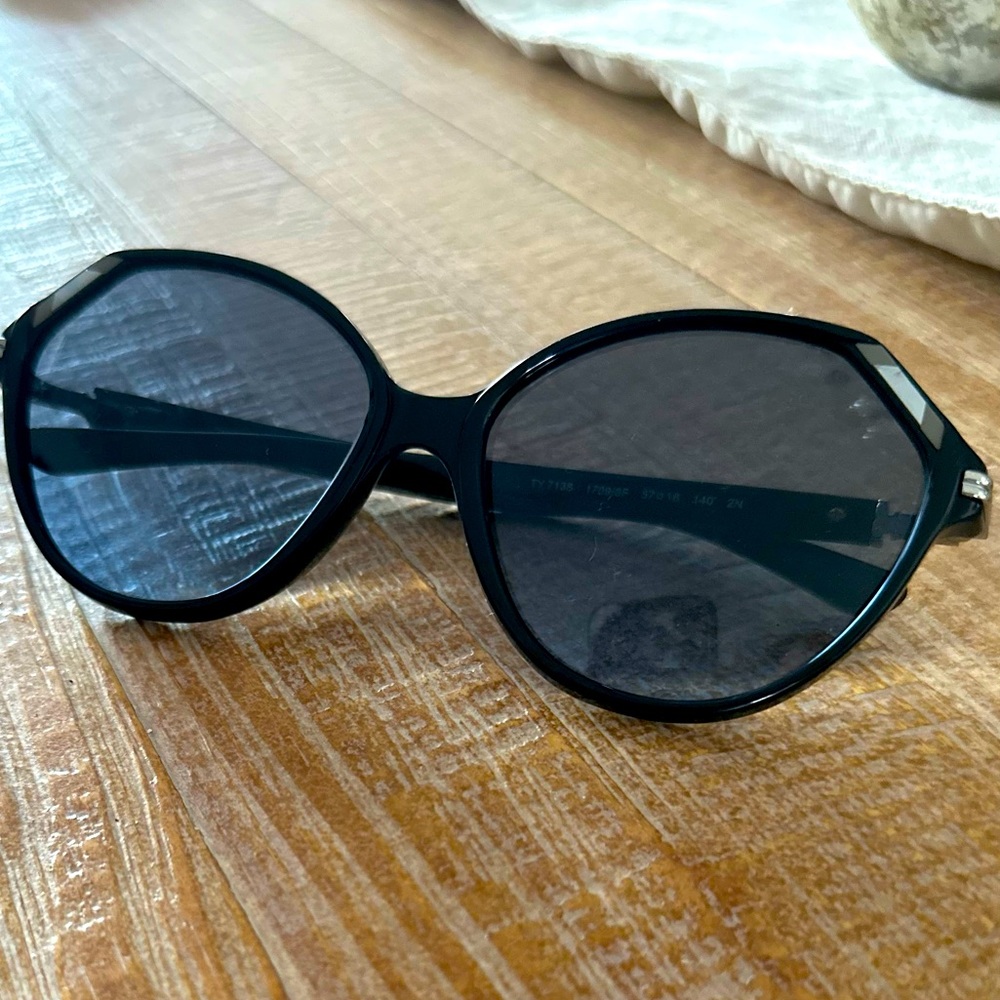 Black Tory Burch sunglasses with grey blue Gradient lenses